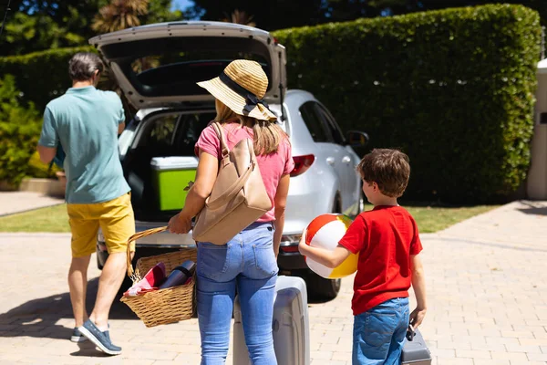 Gelukkig Kaukasische Familie Zetten Hun Bagage Hun Auto Zonnige Dag — Stockfoto