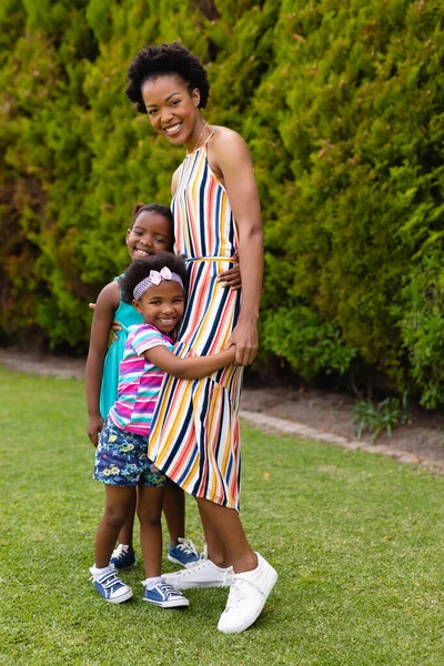 Retrato Completo Una Mujer Afroamericana Sonriente Abrazando Hijas Jardín Concepto —  Fotos de Stock