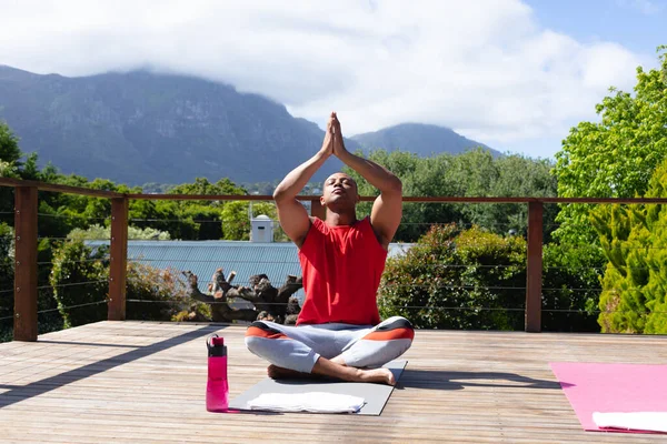 Afrikansk Amerikansk Man Praktiserar Yoga Träningsmatta Terrassen Solig Dag Människor — Stockfoto