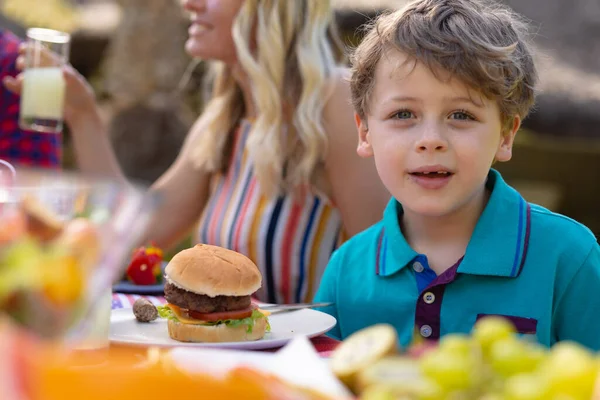 Portret Van Een Blanke Jongen Met Familie Aan Tafel Tuin — Stockfoto