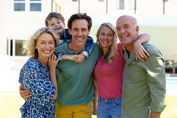 Ritratto Famiglia Caucasica Tre Generazioni Che Sorride Giardino Insieme Famiglia — Foto Stock