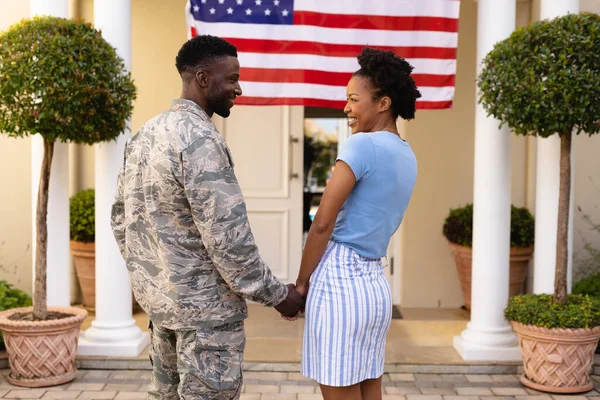 Militaire Souriant Tenant Main Une Femme Afro Américaine Regardant Unité — Photo