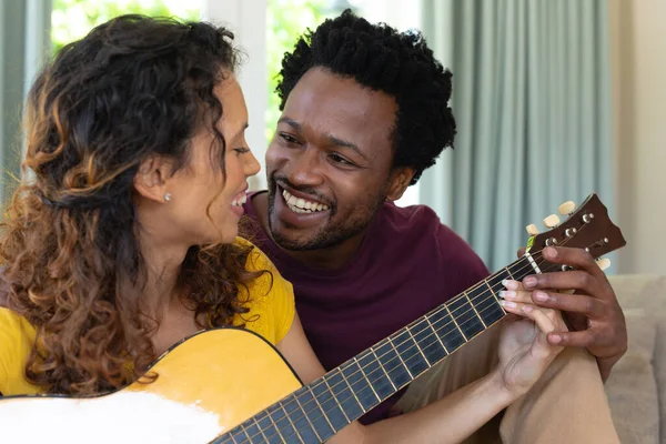 Feliz Pareja Romántica Joven Multirracial Tocando Guitarra Juntos Casa Personas —  Fotos de Stock