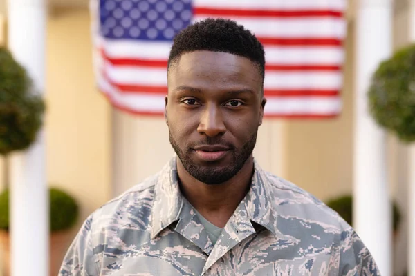 Porträt Eines Selbstbewussten Afrikanisch Amerikanischen Soldaten Der Uniform Gegen Flagge — Stockfoto