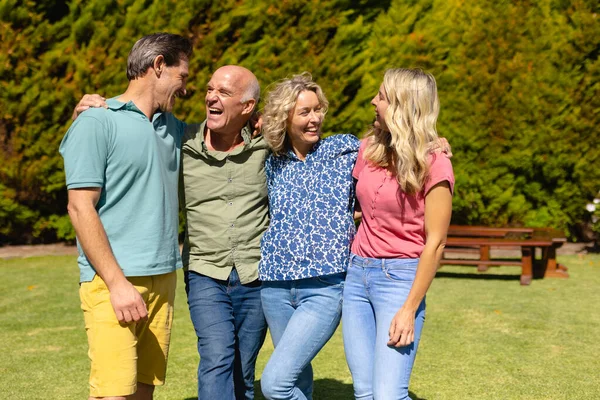 Blanke Twee Generatie Familie Glimlachend Naar Elkaar Kijkend Terwijl Samen — Stockfoto
