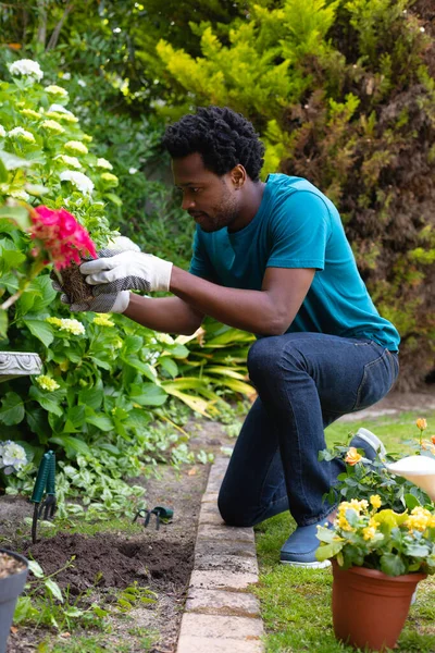 Pełna Długość Młodego Afroamerykanina Klęczącego Podczas Ogrodnictwa Podwórku Ludzie Natura — Zdjęcie stockowe