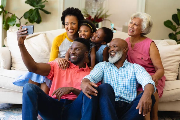 笑着非洲裔美国人三代家庭一起坐在沙发上自拍 爱情和融合概念 — 图库照片