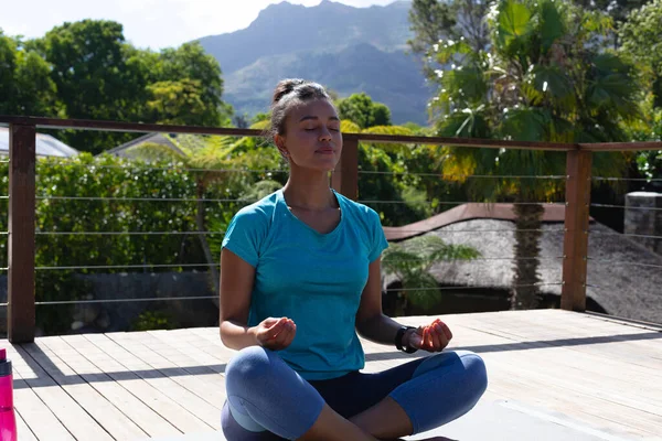 Güneşli Bir Günde Terasta Meditasyon Yaparken Yoga Yapan Afrikalı Amerikalı — Stok fotoğraf