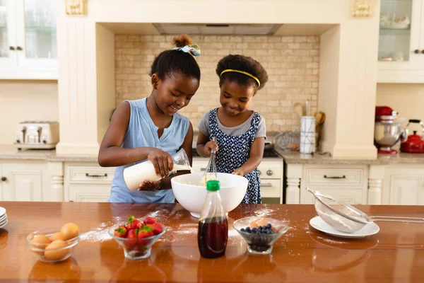 Dos Hermanas Afroamericanas Horneando Juntas Cocina Casa Concepto Familia Amor — Foto de Stock