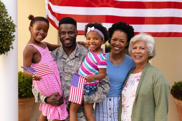 Retrato Sonriente Familia Afroamericana Con Padre Del Ejército Llevando Hijas Fotos De Stock