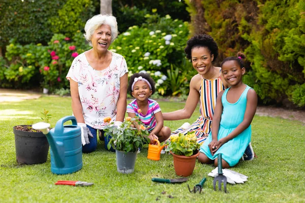 Portrait Trois Femmes Souriantes Jardinage Famille Générationnelle Ensemble Dans Cour — Photo