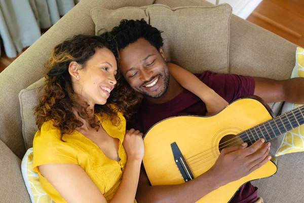 Overhead View Happy Young Multiracial Couple Lying Guitar Sofa Home — Stock Photo, Image