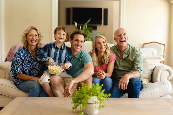 Caucasiano Família Três Gerações Assistindo Sentados Juntos Sofá Sorrindo Casa — Fotografia de Stock