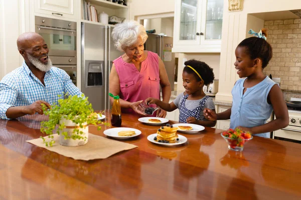 Afro Amerikan Büyükanne Iki Torununa Evde Kahvaltı Servisi Yapıyor Aile — Stok fotoğraf