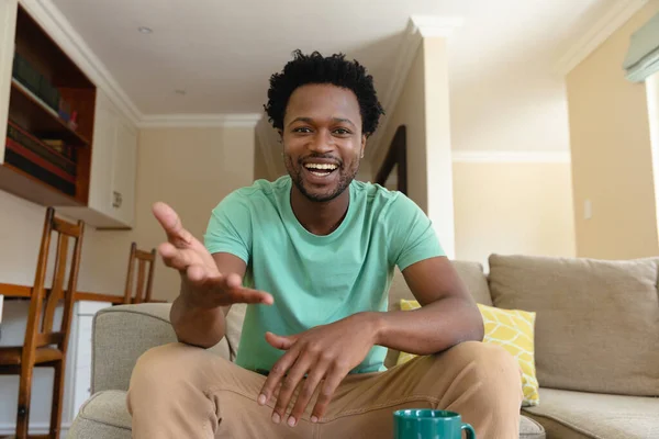 Retrato Joven Afroamericano Feliz Haciendo Gestos Durante Una Videollamada Casa — Foto de Stock