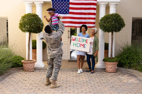 Ευτυχισμένος Στρατιωτικός Που Κρατάει Ψηλά Την Αφροαμερικανή Κόρη Του Την — Φωτογραφία Αρχείου