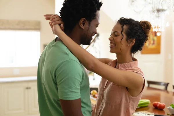 Jovem Mulher Biracial Alegre Que Romancia Namorado Afro Americano Enquanto — Fotografia de Stock