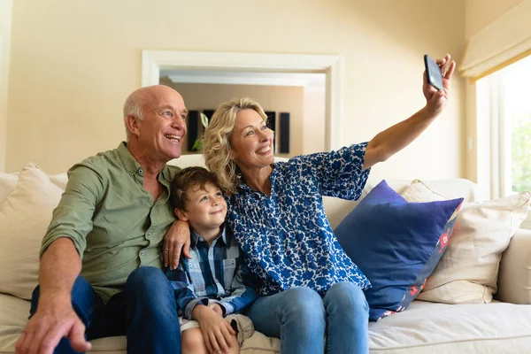 Kavkazští Prarodiče Vnuk Dávají Selfie Zatímco Sedí Spolu Doma Gauči — Stock fotografie