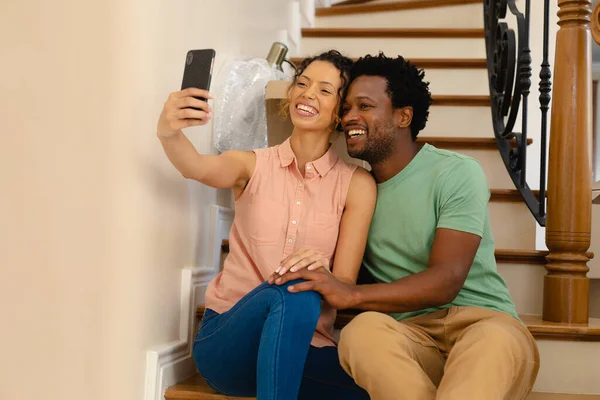 Jovem Casal Multirracial Alegre Sentado Escada Enquanto Toma Selfie Nova — Fotografia de Stock