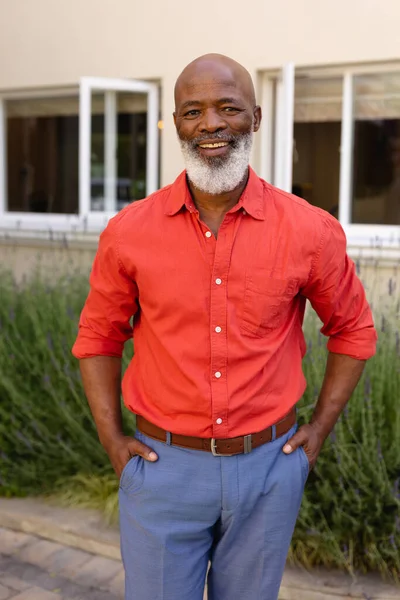 Retrato Hombre Mayor Afroamericano Con Las Manos Los Bolsillos Sonriendo — Foto de Stock