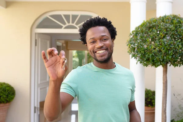 Retrato Jovem Afro Americano Sorridente Mostrando Chaves Nova Casa Enquanto — Fotografia de Stock