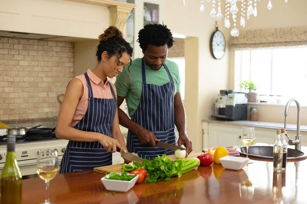 Jovem Casal Biracial Preparando Refeição Juntos Ilha Cozinha Pessoas Conceito — Fotografia de Stock