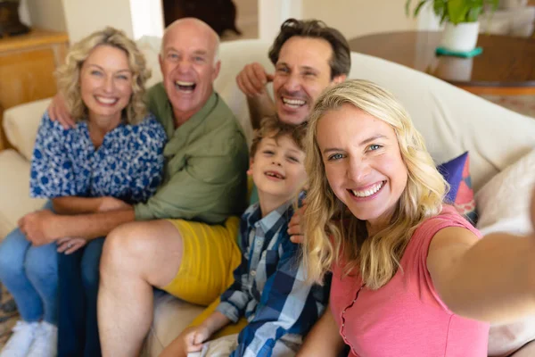 Familia Caucásica Tres Generaciones Tomando Selfie Mientras Están Sentados Juntos — Foto de Stock