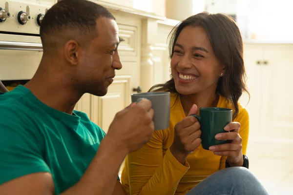 Vrolijk Jong Afrikaans Amerikaans Echtpaar Dat Koffie Drinkt Terwijl Samen — Stockfoto