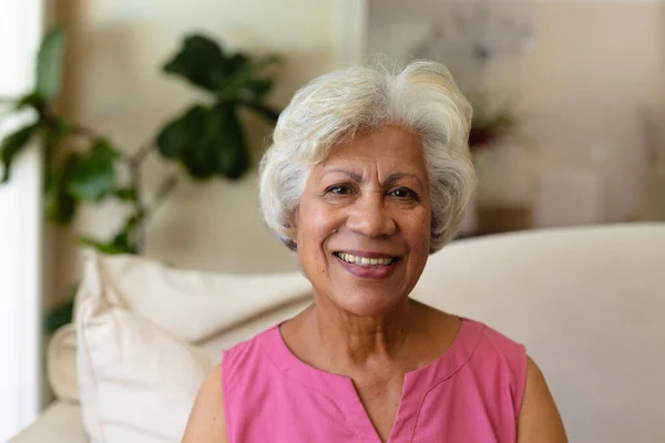 非洲裔美国老年妇女坐在家中沙发上笑的画像 人与情感概念 — 图库照片