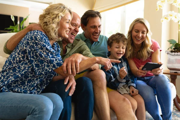 Caucasiano Família Três Gerações Olhando Para Smartphone Sentado Juntos Sofá — Fotografia de Stock