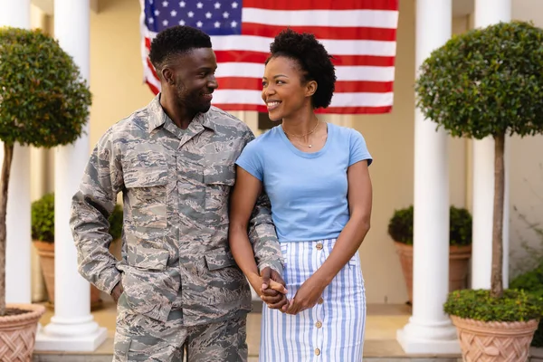 Heureux Couple Afro Américain Tenant Main Regardant Contre Drapeau Américain — Photo