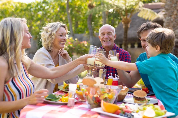 Gelukkige Kaukasische Drie Generaties Familie Toasten Drankjes Aan Tafel Tuin — Stockfoto