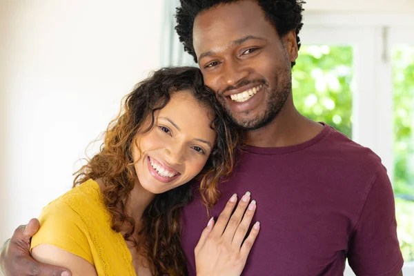 Retrato Jovem Casal Multirracial Sorridente Abraçando Enquanto Estavam Casa Pessoas — Fotografia de Stock