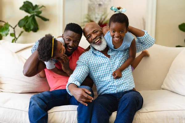 Afro Amerikaanse Meisjes Springen Hun Vader Grootvader Zittend Bank Thuis — Stockfoto