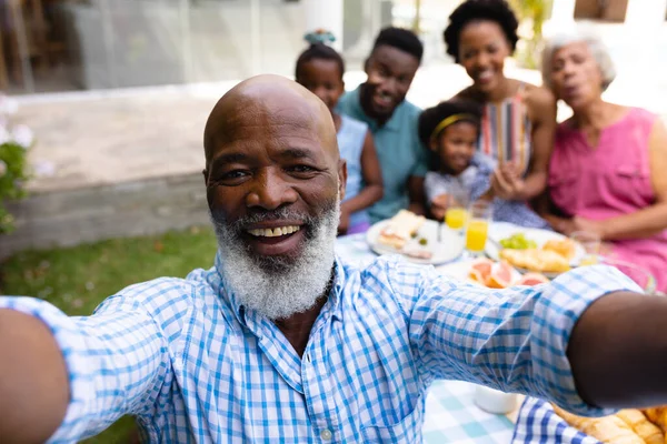 Gülümseyen Sakallı Kel Yaşlı Afrikalı Amerikalı Bir Adamın Kahvaltıda Ailesiyle — Stok fotoğraf