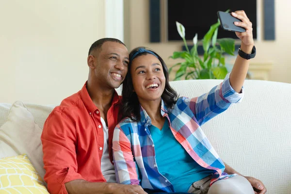 Smiling Young African American Woman Taking Selfie Boyfriend Sitting Sofa — Stock Photo, Image
