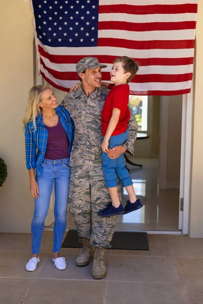Família Caucasiana Feliz Com Soldado Exército Entrada Casa Com Bandeira — Fotografia de Stock