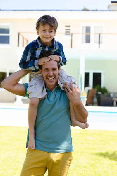 Retrato Pai Caucasiano Carregando Seu Filho Seus Ombros Enquanto Estava — Fotografia de Stock