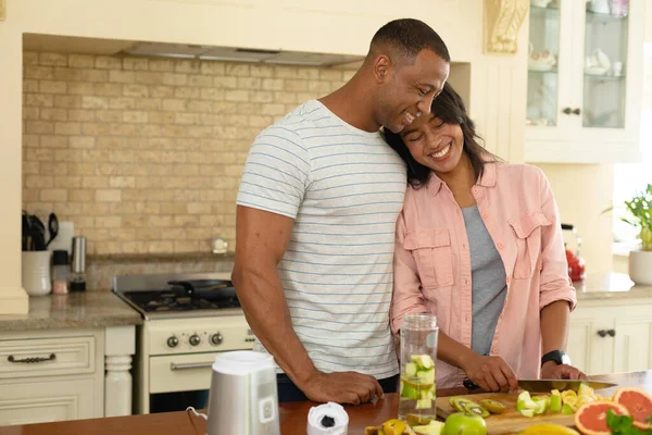 Glückliches Junges Afrikanisch Amerikanisches Paar Das Hause Der Küche Gemeinsam — Stockfoto