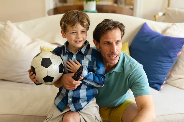 Caucásico Padre Hijo Viendo Deportes Televisión Sentados Juntos Sofá Casa — Foto de Stock