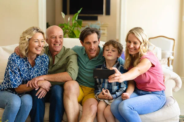 Blanke Drie Generatie Familie Neemt Een Selfie Terwijl Thuis Bank — Stockfoto