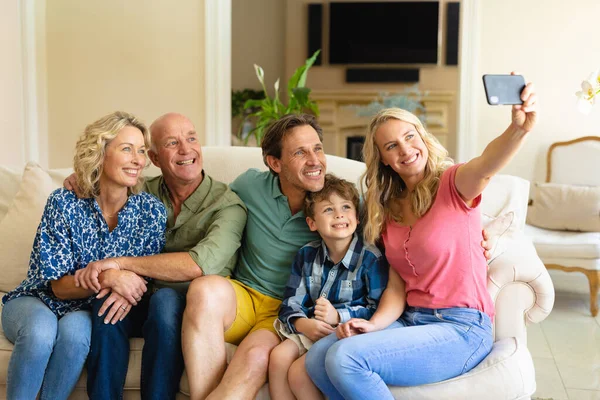 Bělošská Rodina Tří Generací Dává Selfie Zatímco Sedí Doma Gauči — Stock fotografie