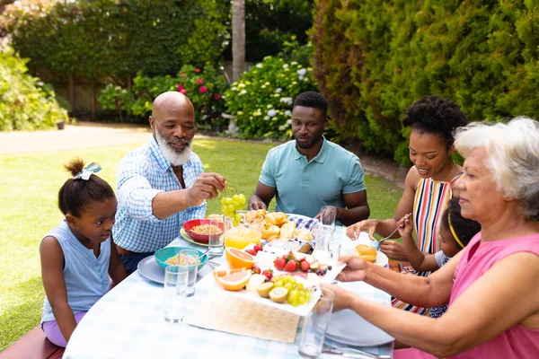 Famiglia Afroamericana Che Gode Brunch Tavola Nel Cortile Famiglia Amore — Foto Stock