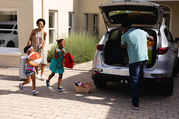 Afro Amerikai Apa Betette Csomagokat Kocsi Hátuljába Családi Kirándulás Nyaralás — Stock Fotó