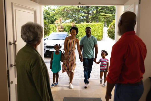 非洲裔美国老年夫妇站在家门口欢迎他们的家人 爱情和融合概念 — 图库照片