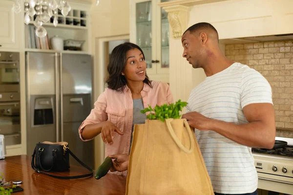 Lachend Jong Afrikaans Amerikaans Koppel Met Boodschappentas Keukeneiland Mensen Saamhorigheid — Stockfoto