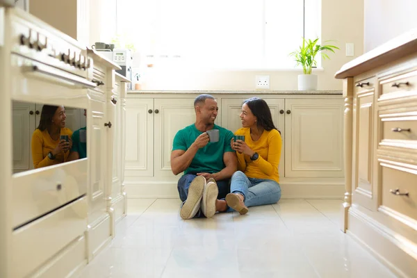 Усміхаючись Подружжям Афроамериканців Вони Розмовляють Вдома Сидячи Кухнею Підлозі Люди — стокове фото