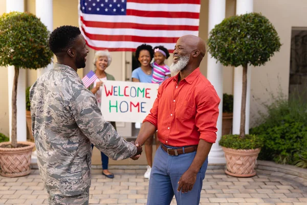 Boldog Afro Amerikai Nyugdíjas Férfi Kezet Fog Egy Katonával Cserébe — Stock Fotó