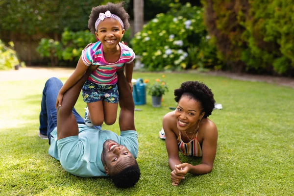 Portret Van Een Glimlachend Afrikaans Amerikaans Gezin Liggend Gras Tuin — Stockfoto