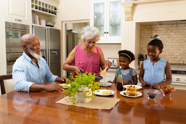 Nonna Afroamericana Che Serve Colazione Sue Due Nipoti Cucina Casa — Foto Stock